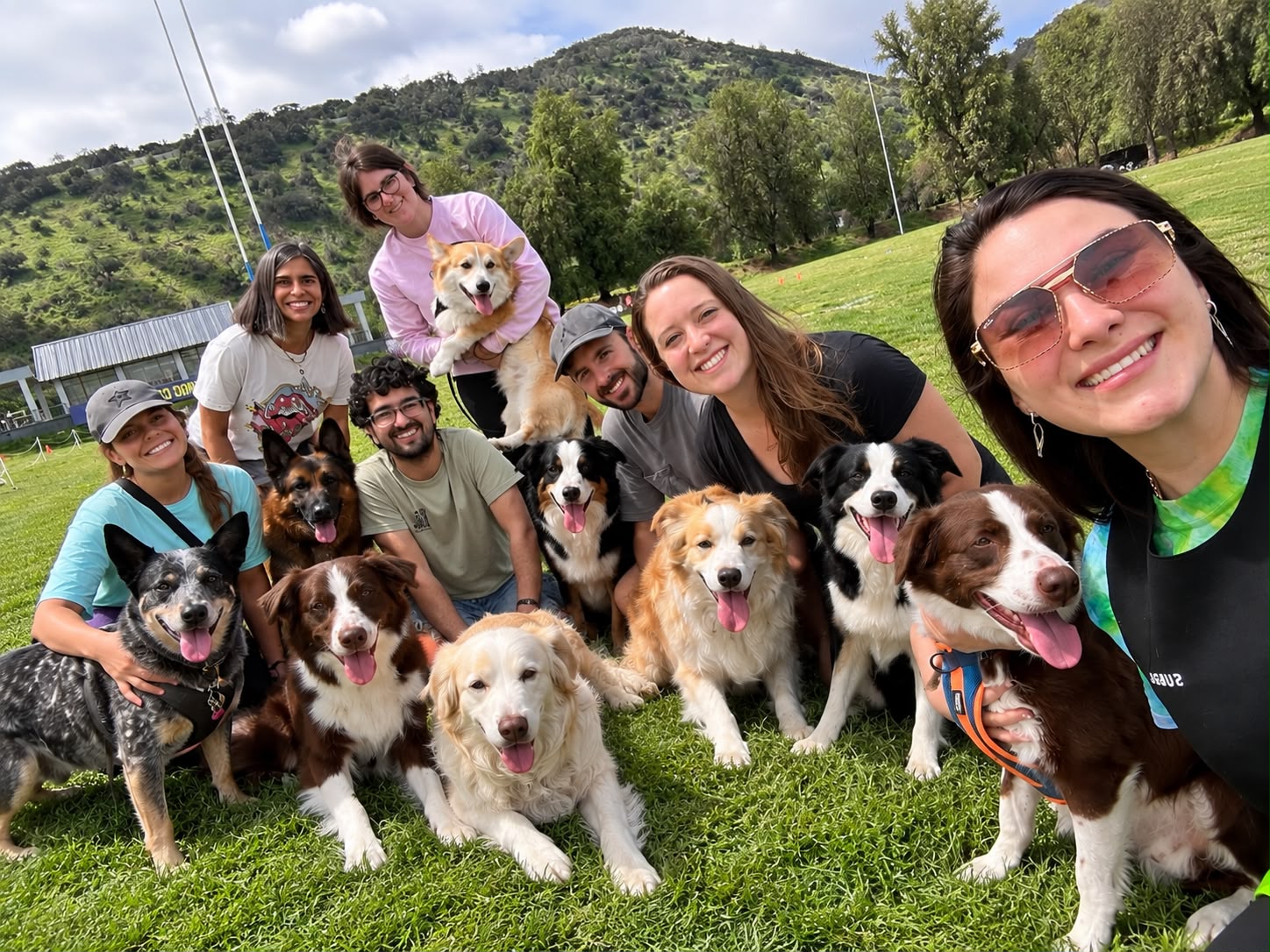 Keka Leiva junto a su equipo y sus perros